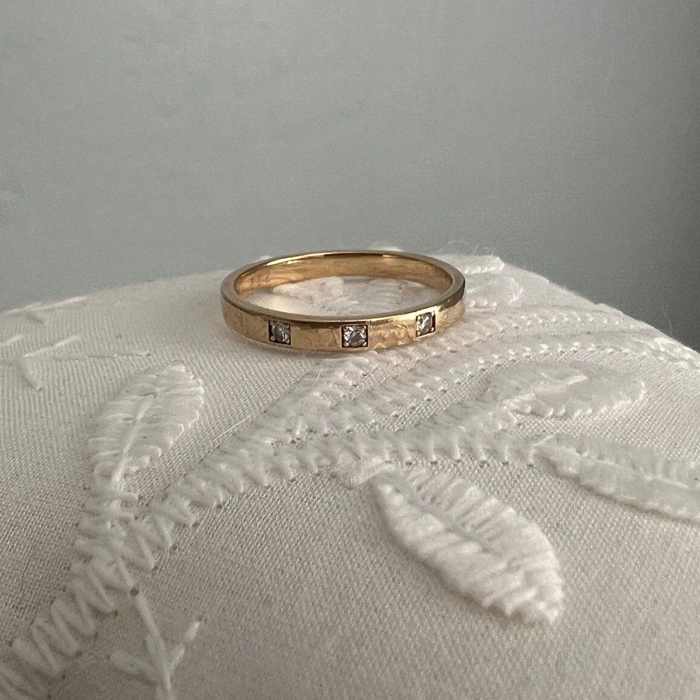 Mejuri Diamond Band Gold Diamonds - Picture 4 of 9